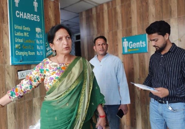 शौचालयों का निरीक्षण करती पालिकाध्यक्ष मीरा सकलानी