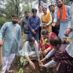 प्रदेश मंत्री भाजपा उत्तराखंड नेहा जोशी ने ग्रामवासियों एवं कार्यकर्ताओं के साथ किया वृक्षारोपण